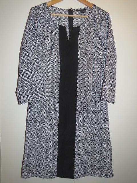 Mooie zwart witte jurk van gladde stof Sara Kelly mt 44, Kleding | Dames, Zwart, Maat 42/44 (L), Ophalen of Verzenden, Zo goed als nieuw