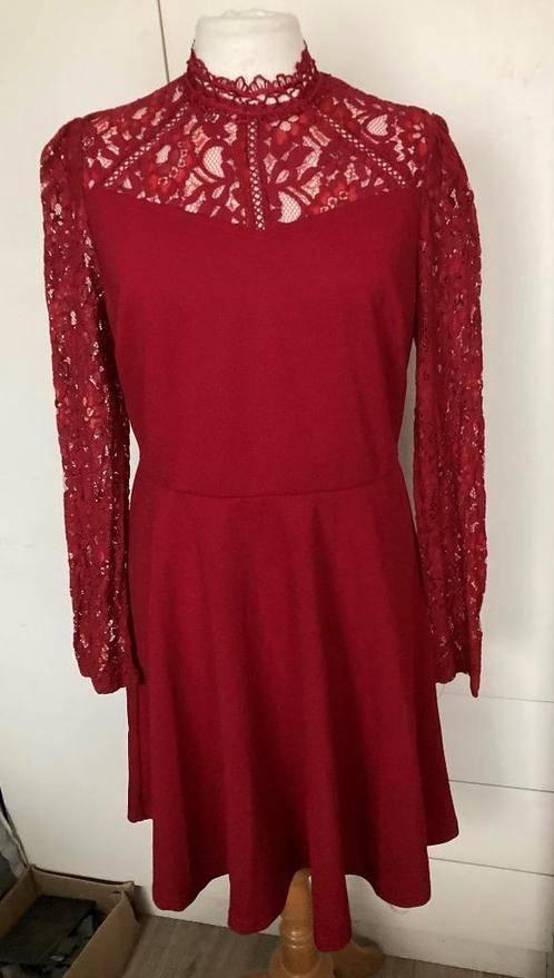 Maat: M / Rode jurk met lange kanten mouwen, Kleding | Dames, Jurken, Gedragen, Maat 38/40 (M), Rood, Knielengte, Ophalen of Verzenden