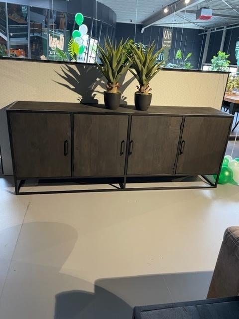Dressoir 220cm massief mango zwart 4 deuren grote korting, Huis en Inrichting, Kasten | Ladekasten, Overige houtsoorten, 1 of 2 laden