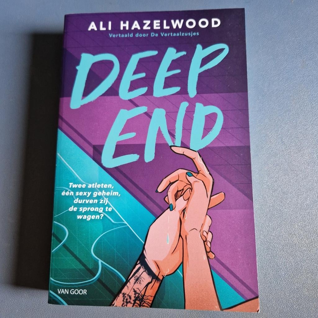 Deep End - Ali Hazelwood (Feelgood Vibes), Ophalen of Verzenden, Zo goed als nieuw, Ali Hazelwood, Nederland