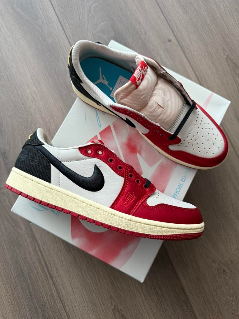 Air jordan 1 low trophy room rookie card away 44, Kleding | Heren, Schoenen, Overige kleuren, Nieuw, Ophalen of Verzenden, Sneakers of Gympen
