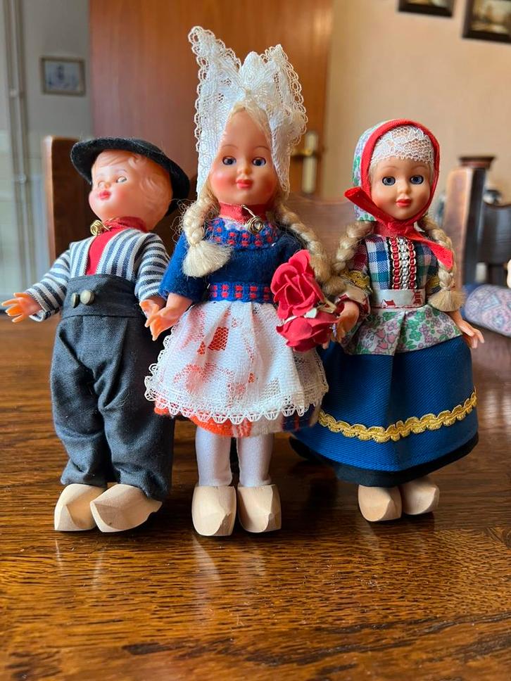 33 plastice klederdracht poppen, Verzamelen, Poppen, Gebruikt, Pop, Ophalen of Verzenden