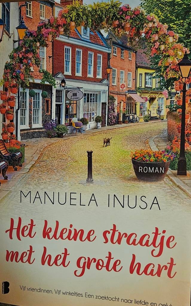 Manuela Inusa Het kleine straatje met het grote hart, Ophalen of Verzenden, Zo goed als nieuw