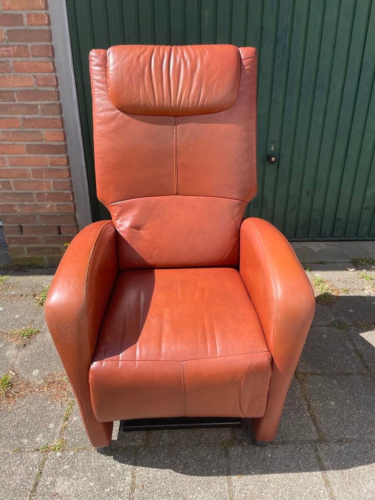 Electrische leren sta op stoel met afstandsbediening, Gebruikt, Bruin, Leer, Ophalen of Verzenden