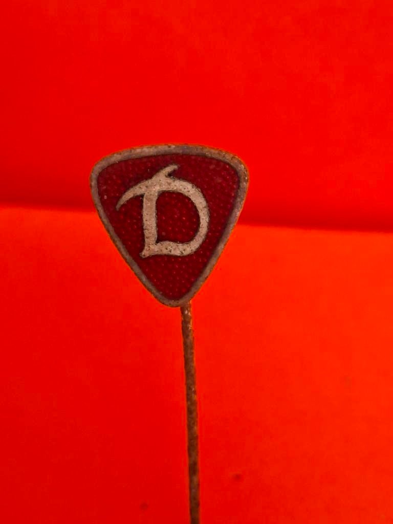 Oude speld DYNAMO DDR voetbal, Verzamelen, Speldjes, Pins en Buttons, Ophalen of Verzenden, Gebruikt, Sport