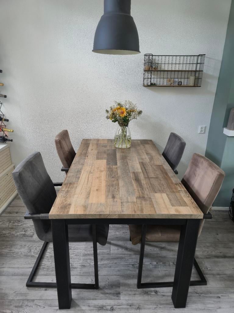 Robuuste industriële eettafel en stoelen, Gebruikt, 100 tot 150 cm, Industrieel, Landelijk, 50 tot 100 cm