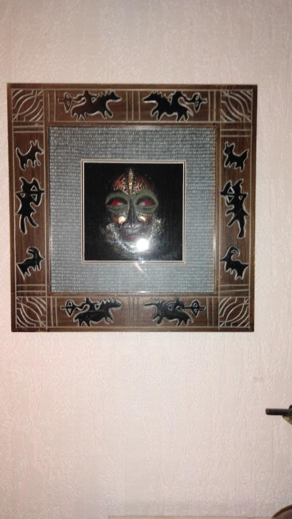 2 Decoratieve afrikaanse hoofdjes in vitrine, Ophalen of Verzenden