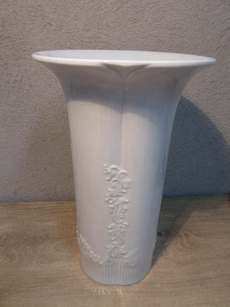 Vintage bewerkte witte vaas, Huis en Inrichting, Woonaccessoires | Vazen, Gebruikt, Overige kleuren, Aardewerk of Porselein, Ophalen of Verzenden