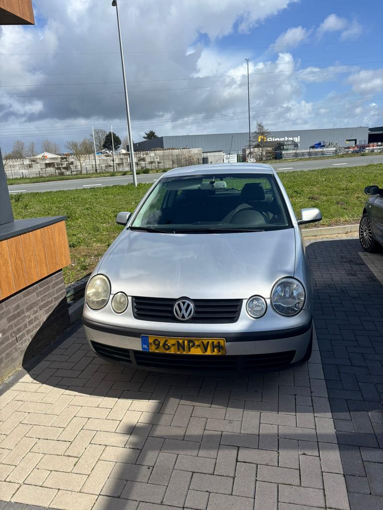 Volkswagen Polo 1.4 55KW 2004 Grijs - nieuwe APK, Auto's, Volkswagen, Voorwielaandrijving, 4 cilinders, Origineel Nederlands, Handgeschakeld