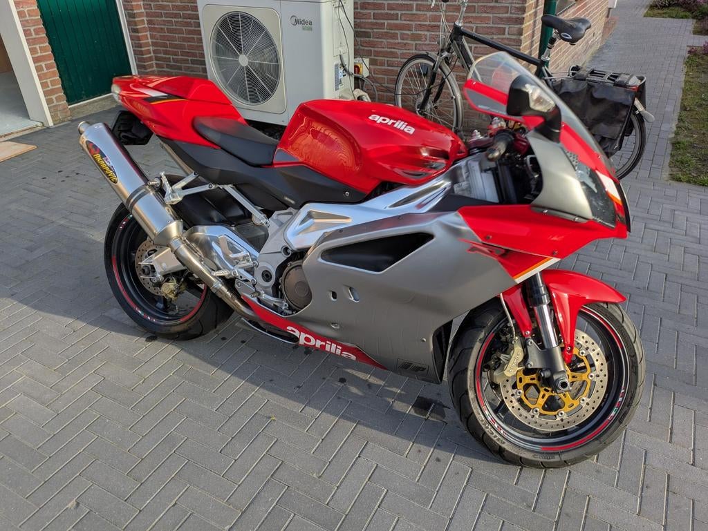 Aprilia RSV 1000R gen 2 met Akrapovic, 2 cilinders, Sportuitlaat, Super Sport, Particulier