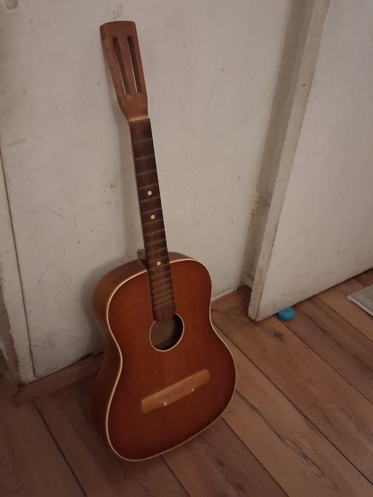 Te koop, Gitaar. Hier snaren en versieren materiaal vervange, Ophalen