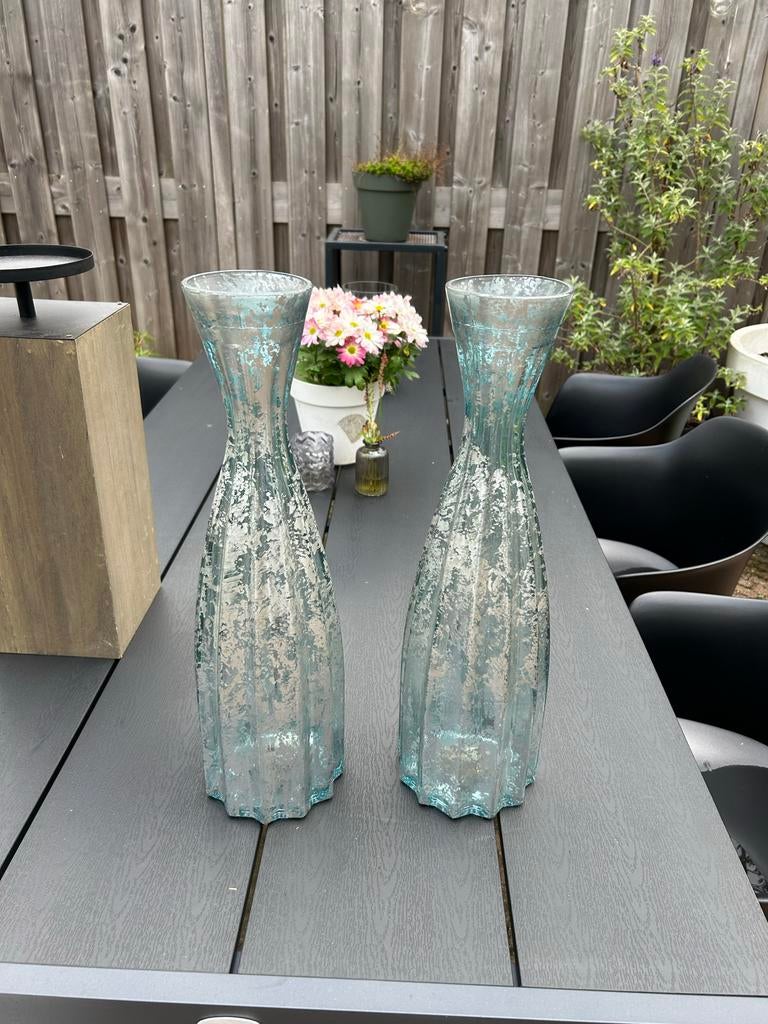 Twee blauwe vazen met reliëf, Huis en Inrichting, Woonaccessoires | Vazen, Ophalen, Gebruikt, Blauw, Glas
