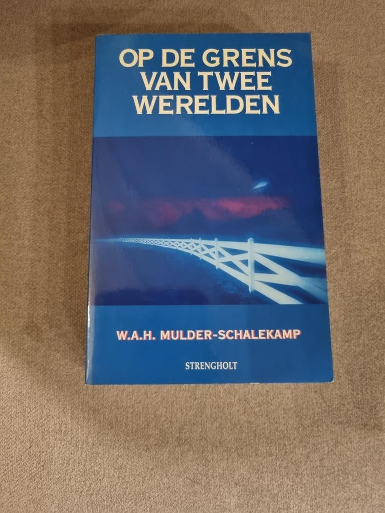 W.A.H. Mulder-Schalekamp - Op de grens van twee werelden, Boeken, Achtergrond en Informatie, Spiritualiteit algemeen, Ophalen of Verzenden