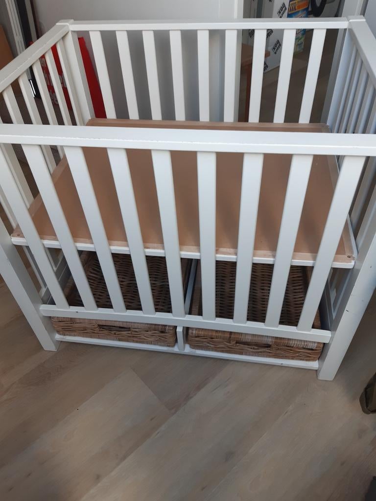 Witte houten box., Kinderen en Baby's, Boxen, Ophalen, Gebruikt, Vierkant, In hoogte verstelbaar