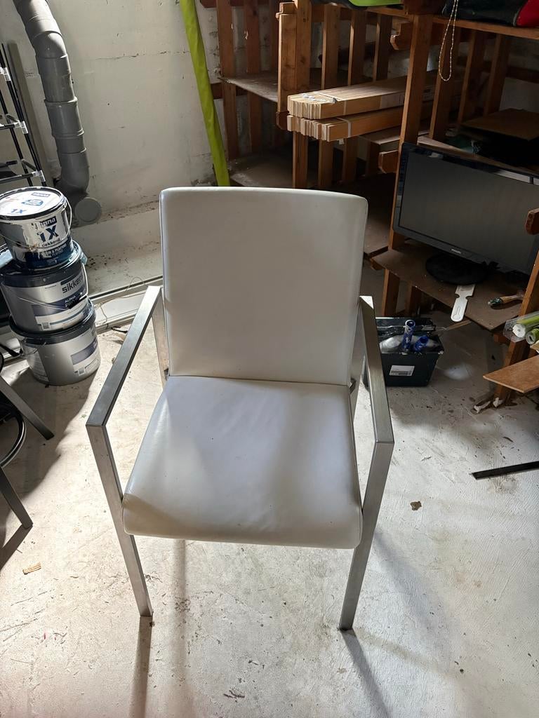 4 witte eetkamerstoelen met leren rugleuning en metalen arml, Ophalen, Gebruikt, Wit, Leer