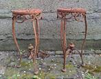 Twee roestige gietijzeren plantenstandaards, Ophalen