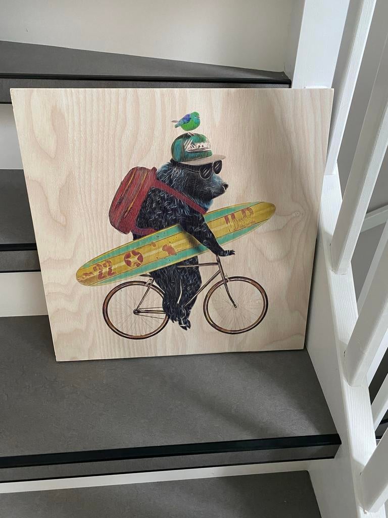 Leuke print van beer op fiets met surfplank, Ophalen of Verzenden, Zo goed als nieuw, Print, Minder dan 50 cm