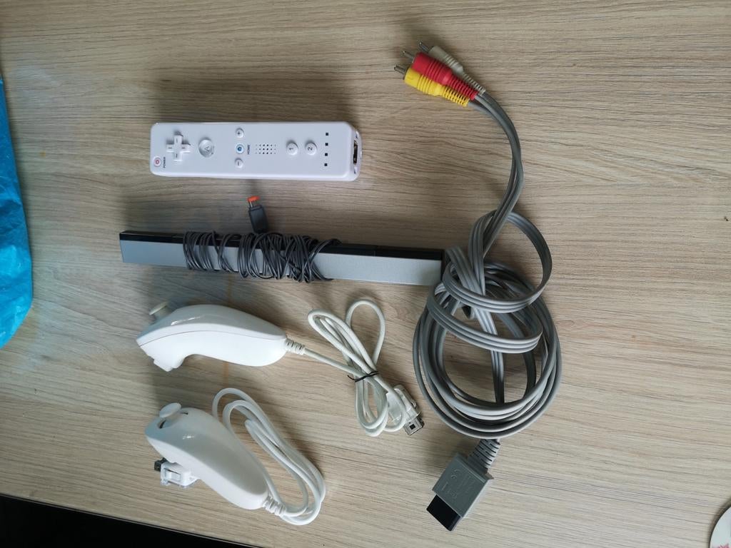 Nintendo Wii controller en diverse, Spelcomputers en Games, Spelcomputers | Nintendo Wii, Ophalen of Verzenden, Gebruikt, Met 1 controller