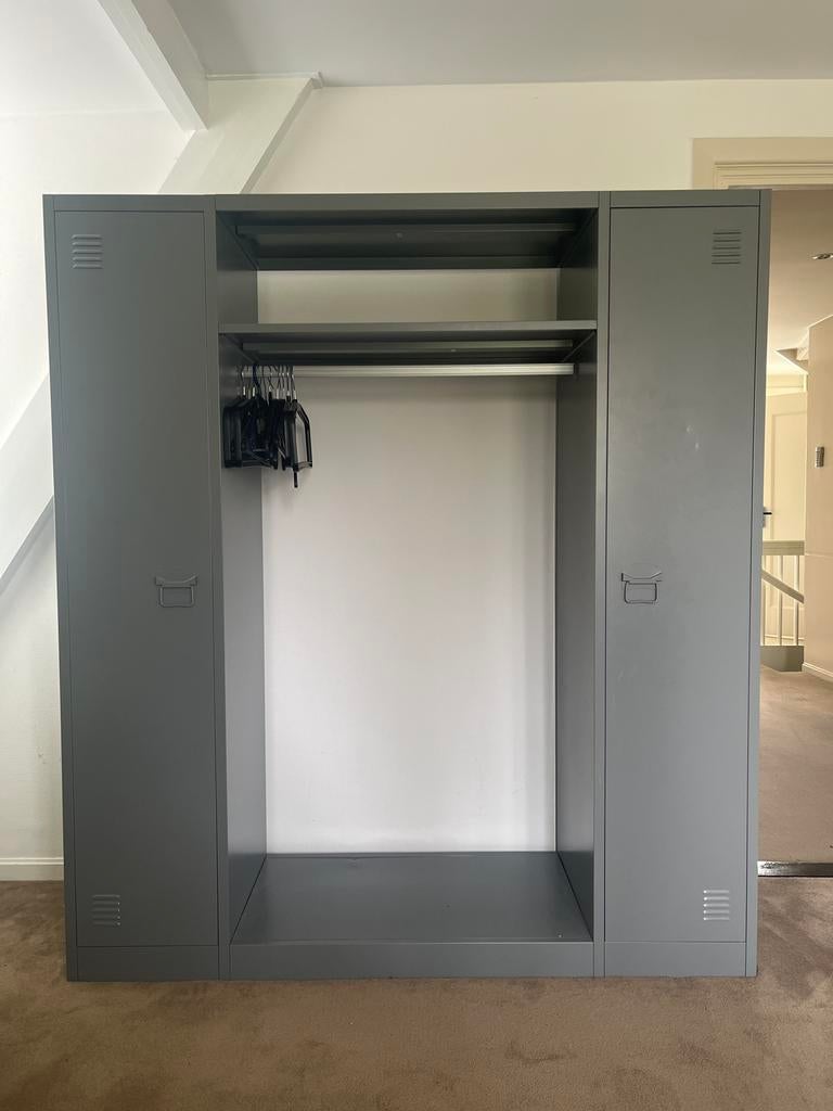 Grijze kledingkast met hangruimte en planken, Ophalen, Met deur(en), 150 tot 200 cm, Zo goed als nieuw