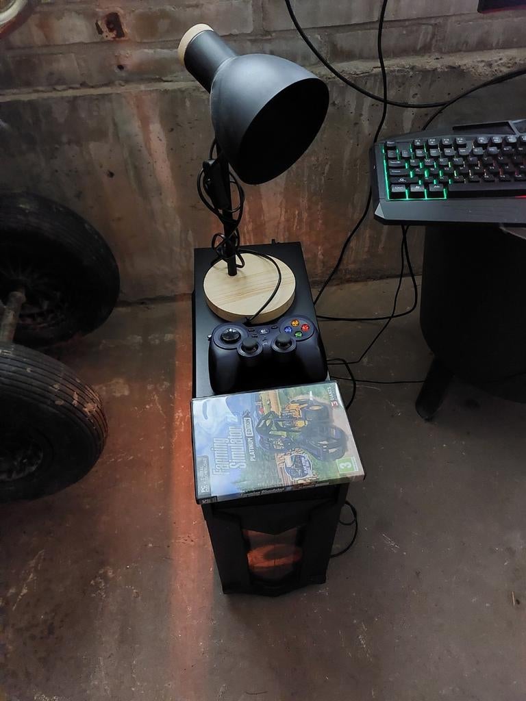 Gaming PC met monitor, toetsenbord en controller, Gebruikt, Onbekend, 8 GB, Gaming