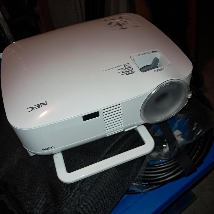 Nec beamer in nieuwstaat, Audio, Tv en Foto, Beamers, Zo goed als nieuw, LED, Ultra HD (4K), Ophalen of Verzenden
