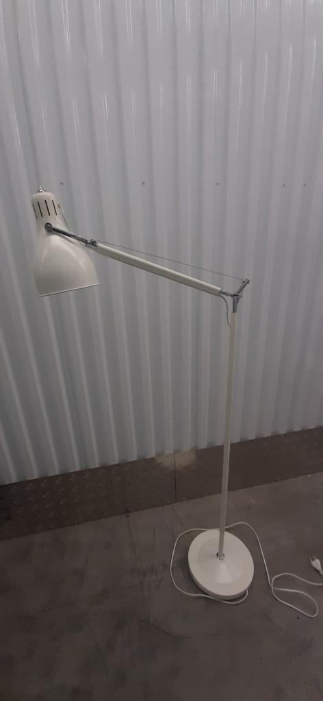 Witte metalen vloerlamp met verstelbare arm en knop, Ophalen, Gebruikt, Metaal, 150 tot 200 cm