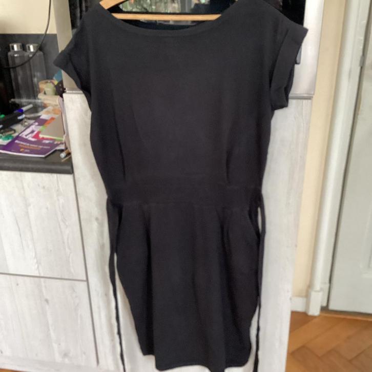 Zwart jurkje met strikceintuur - We Are The Wild Ones, Kleding | Dames, Jurken, Gedragen, Maat 38/40 (M), Zwart, Knielengte, Ophalen of Verzenden