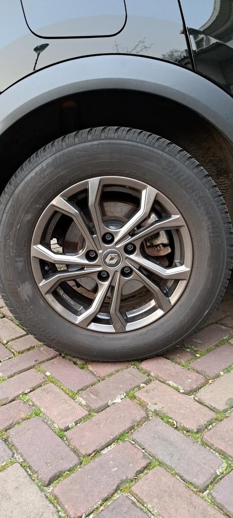 4 velgen met Bridgestone winterbanden Renault Captur 2022, Ophalen, 215 mm, 16 inch, Banden en Velgen
