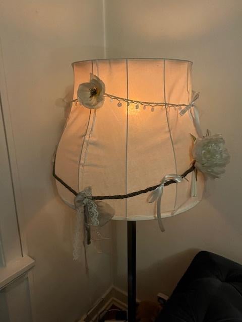 Gebruikt ! Vloerlamp zilver met grote kap (ecru met bloemen), Huis en Inrichting, Lampen | Vloerlampen, Ophalen, Gebruikt, Barok
