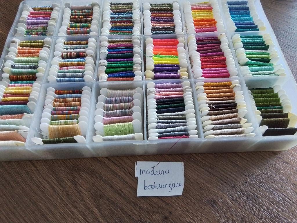 Doos madeira borduurgaren voor bijv kaarten, Ophalen of Verzenden, Zo goed als nieuw, Handborduren, Borduurgaren of Zijde