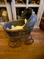 Antieke poppenwagen, ijzeren wielen en porseleinen pop, Antiek en Kunst, Antiek | Speelgoed, Ophalen of Verzenden