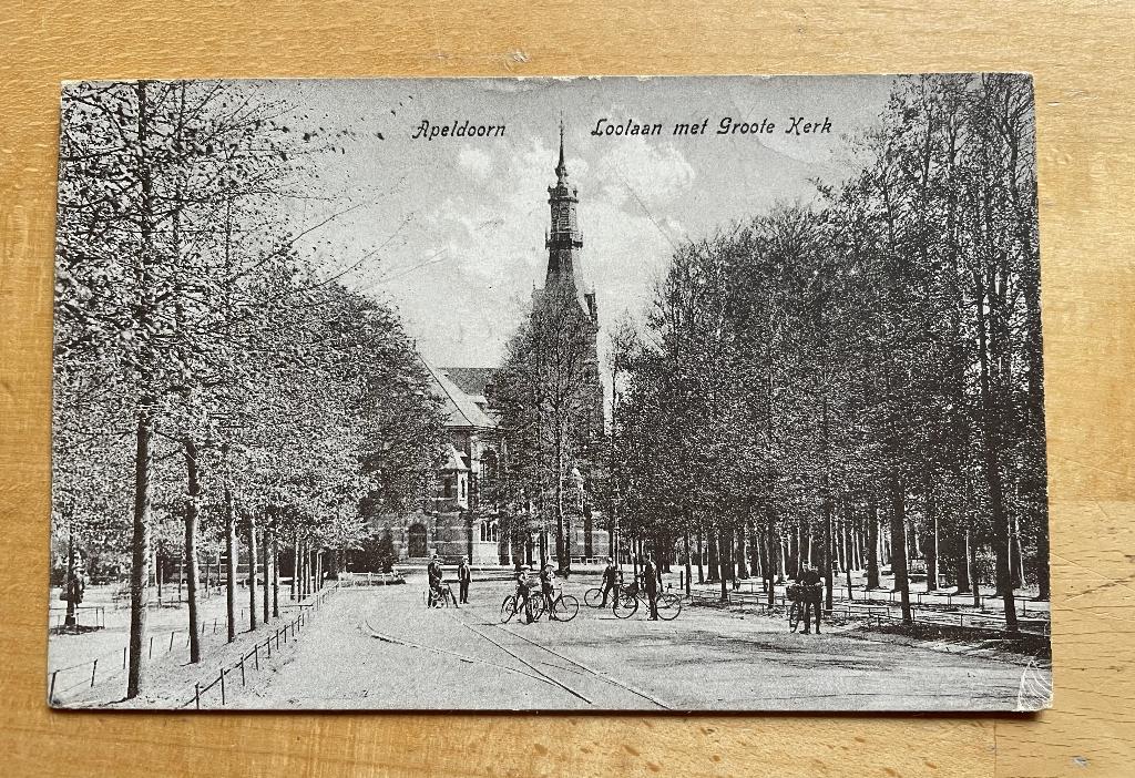Ansichtkaart Apeldoorn Loolaan met Groote kerk, Verzamelen, Ophalen of Verzenden, 1920 tot 1940, Gelopen, Gelderland