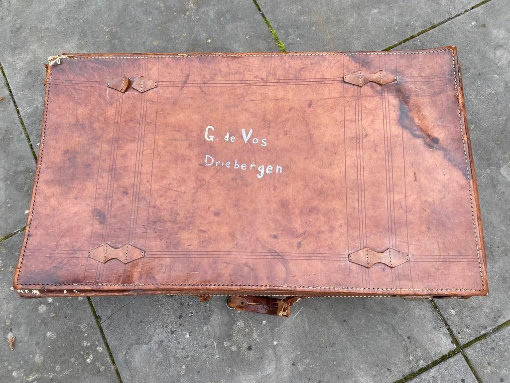 Zeer oude leren koffer G. De vos Driebergen., Gebruikt, Leer, Ophalen of Verzenden, 70 cm of meer