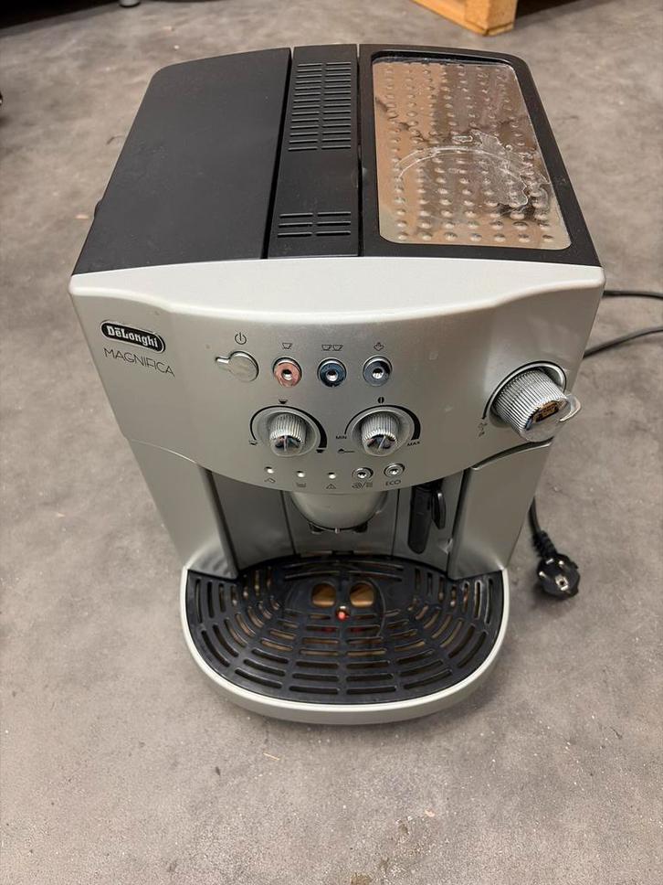 Delonghi Magnifica ESAM40XY - Defect (voor onderdelen), Witgoed en Apparatuur, Koffiezetapparaten, Niet werkend, Koffiebonen, Koffiemachine