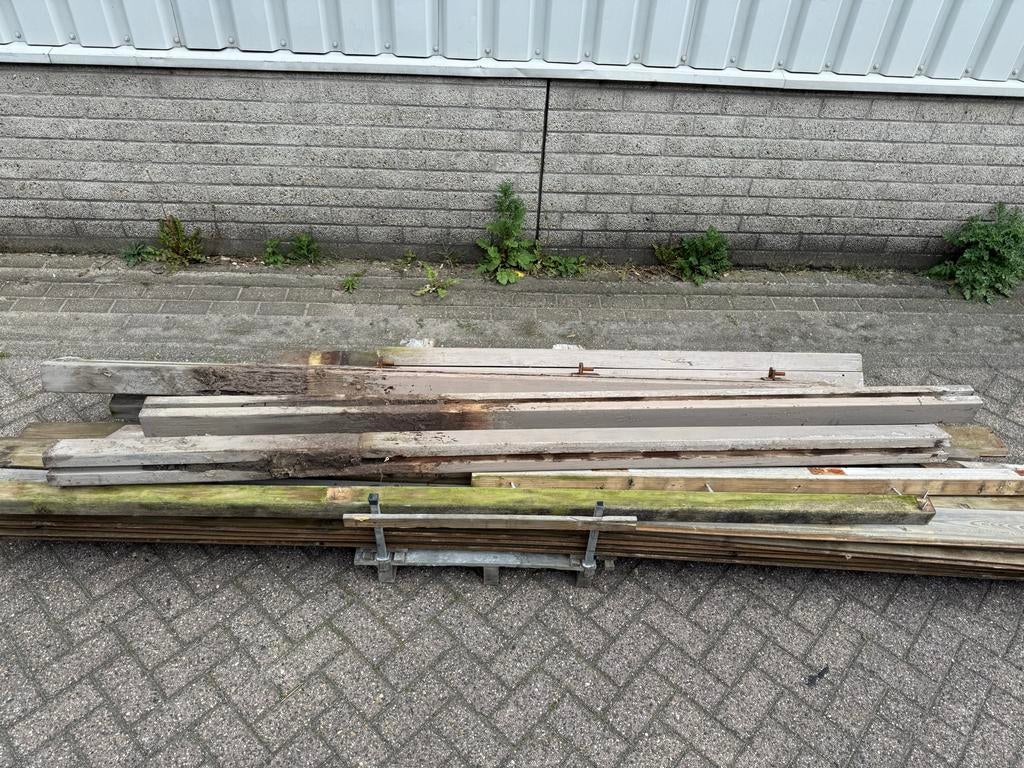 Stapel planken en hardhouten palen, Doe-het-zelf en Verbouw, Hout en Planken, Gebruikt, Ophalen of Verzenden, Plank, Overige houtsoorten