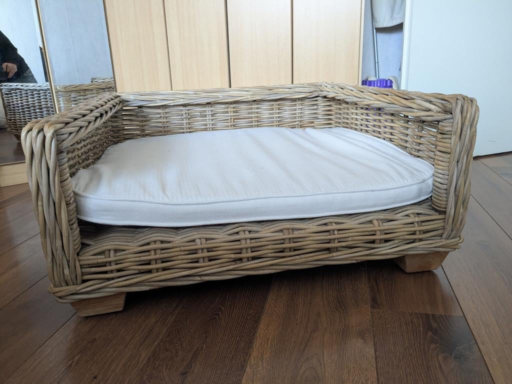 Rieten hondenmand  nieuwstaat binnenmaat 72*72cm, Ophalen, Zo goed als nieuw, Riet