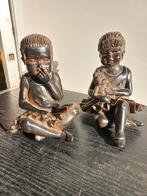 2 bronzen beeldjes van zittende meisjes, 20 cm hoog, Ophalen of Verzenden
