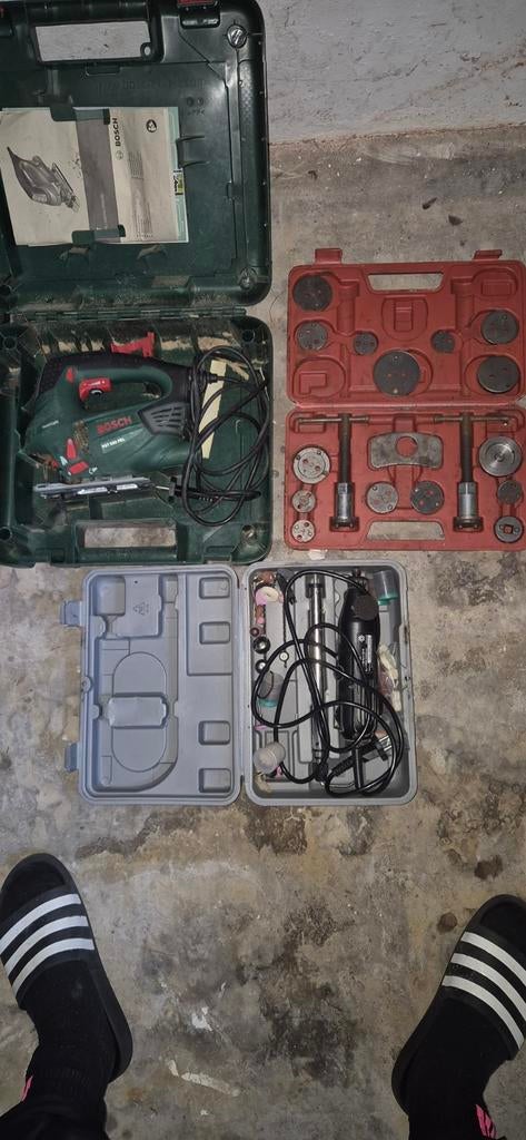 Veel verschillend gereedschap weg wegen emigratie, Minder dan 25 liter, Ophalen, Minder dan 200 liter/min