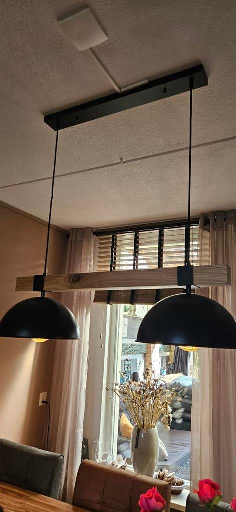 Moderne eettafel hanglamp met houten balk en zwarte kappen, Ophalen, Gebruikt, Modern, Industrieel, 75 cm of meer