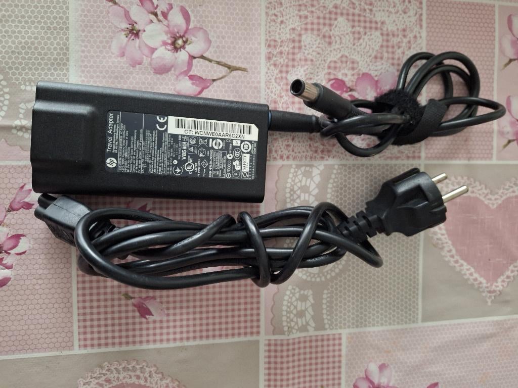 HP TRAVEL ADAPTER/OPLADER 65w GROTE PIN €10,00, Ophalen, Zo goed als nieuw, HP