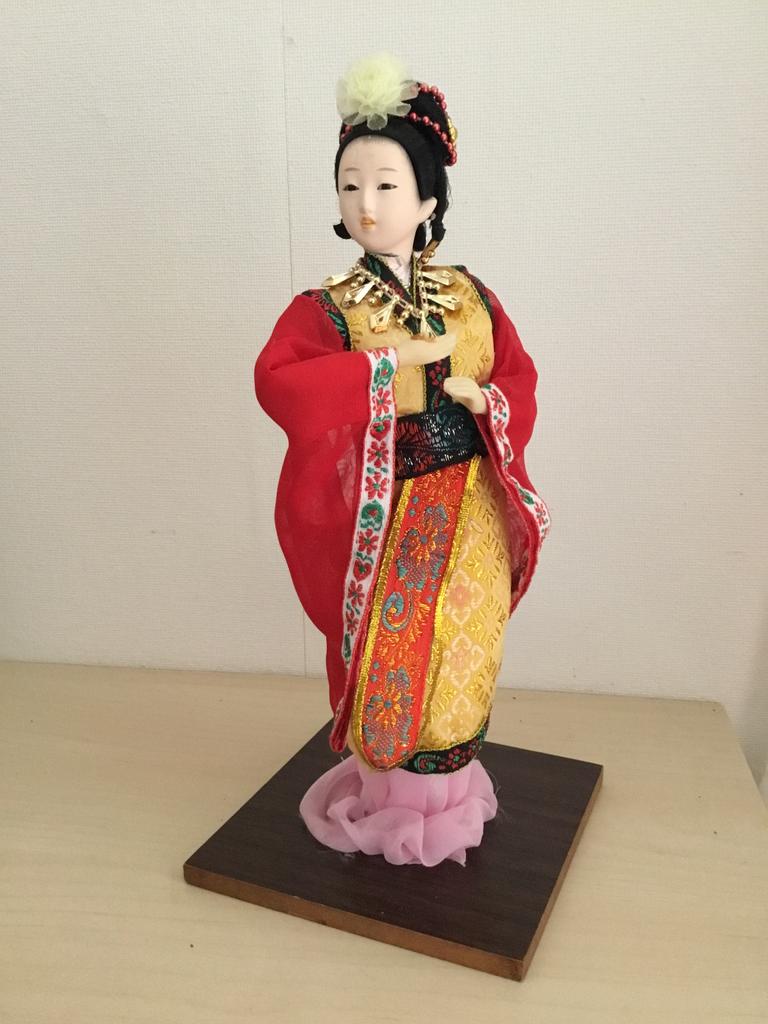 Decoratieve Japanse geisha pop in traditionele kleding, Ophalen of Verzenden, Zo goed als nieuw, Pop