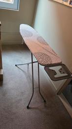 Strijkplank met bloemenpatroon en strijkijzerhouder, Witgoed en Apparatuur, Strijkijzers en Strijkplanken, Ophalen, Gebruikt