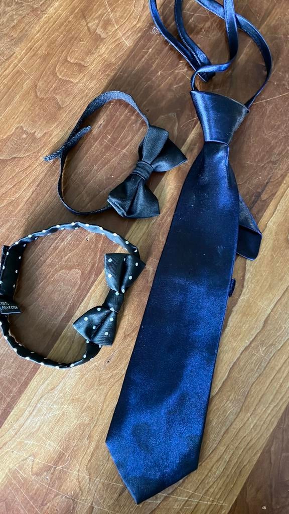 Stropdas en twee stikjes voor jongens, Kinderen en Baby's, Kindermode-accessoires, Ophalen of Verzenden, Zo goed als nieuw