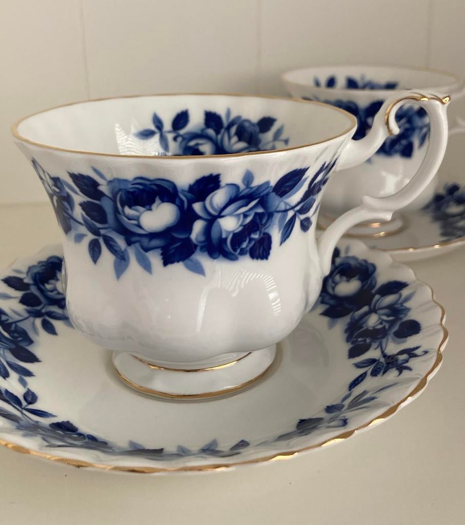 Royal Albert Aristocrat set van 2 kopjes, blauwe roosjes, Ophalen of Verzenden