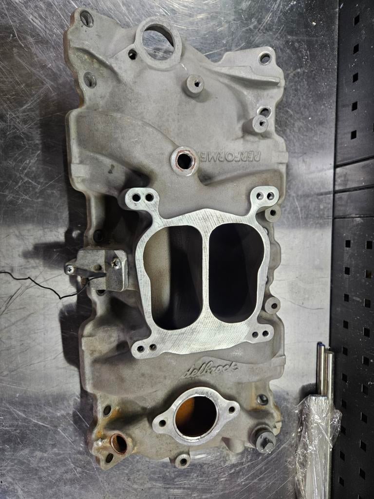 Edelbrock Performer Inlaatspruitstuk SBC V8 Dual Plane, Auto-onderdelen, Motor en Toebehoren, Ophalen of Verzenden, Gebruikt, Chevrolet