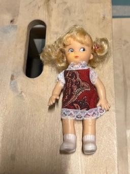 Klein meisje popje, Verzamelen, Poppen, Ophalen of Verzenden, Zo goed als nieuw, Pop