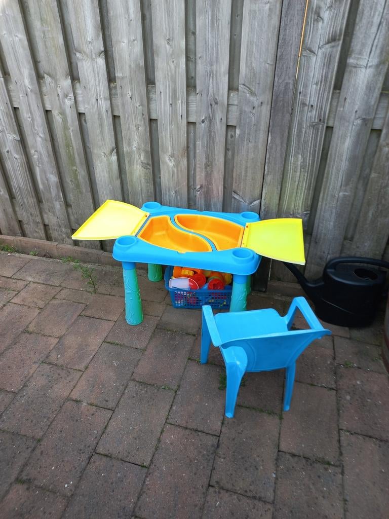 Water/zand speeltafeltje. Met assocoires in bak onder tafel, Kinderen en Baby's, Speelgoed | Buiten | Zandbakken, Ophalen