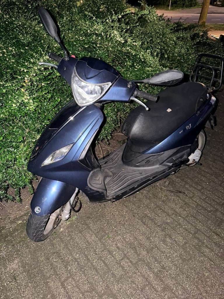 Piaggio fly, Fietsen en Brommers, Scooters | Piaggio, Ophalen, 49 cc, Zo goed als nieuw, Fly