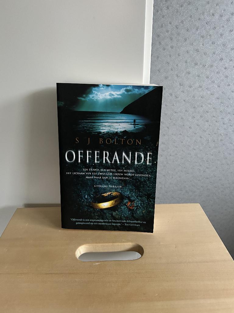 Offrande - S.J. Bolton, Ophalen of Verzenden, Zo goed als nieuw