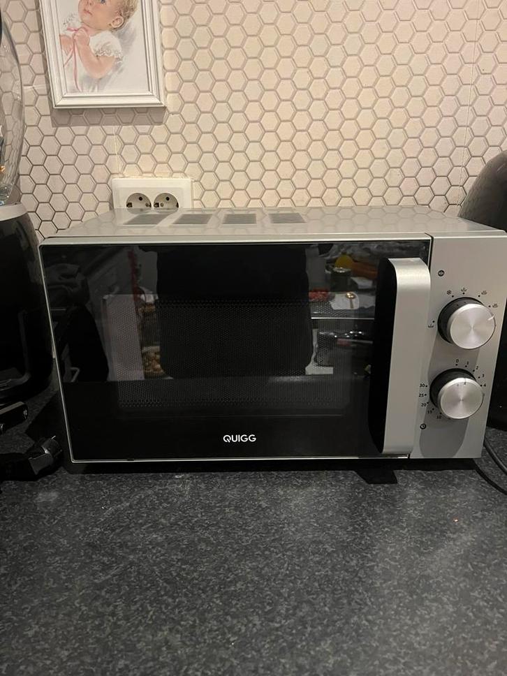 Quigg Magnetron, Witgoed en Apparatuur, Magnetrons, Zo goed als nieuw, Vrijstaand, Magnetron, 45 tot 60 cm, Draaiplateau, Ophalen of Verzenden